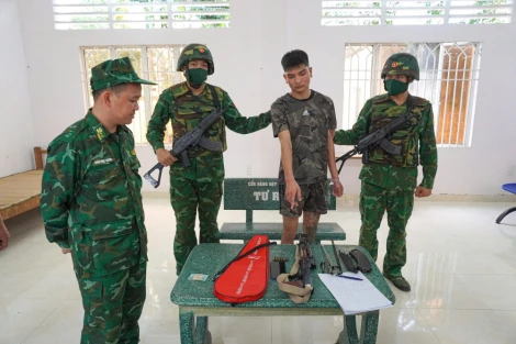 Bắt giữ đối tượng mang súng AK và 6 viên đạn khi làm thủ tục xuất cảnh qua cửa khẩu Mỹ Quý Tây