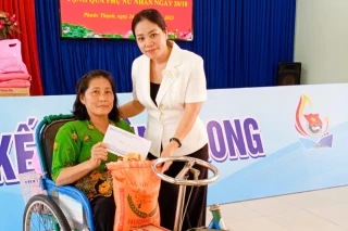 Tặng quà cho phụ nữ khuyết tật và cao tuổi neo đơn xã Phước Thạnh