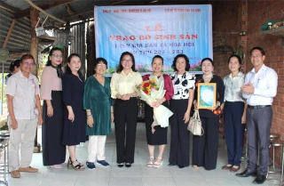 Trao bò sinh sản cho phụ nữ có hoàn cảnh khó khăn xã Hòa Hội