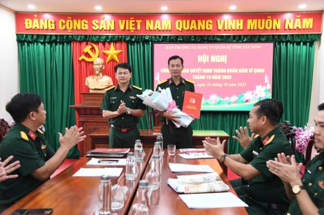 Đảng ủy Quân sự tỉnh Tây Ninh công bố, trao quyết định thăng quân hàm sĩ quan