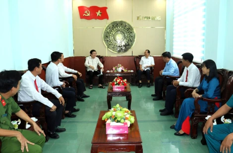 Nguyên Ủy viên Bộ Chính trị, nguyên Chủ tịch nước Trương Tấn Sang: Thăm, động viên cán bộ xã Long Cang