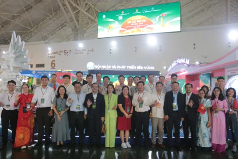 Phó Chủ tịch UBND tỉnh Nguyễn Hồng Thanh thăm khu trưng bày tại Hội chợ mùa Thu năm 2025