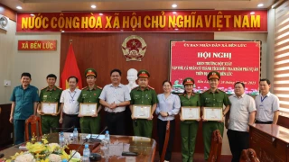 Xã Bến Lức: Khen thưởng tập thể và cá nhân khám phá nhanh vụ án trộm cắp tài sản