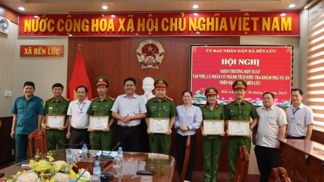 Xã Bến Lức: Khen thưởng tập thể và cá nhân khám phá nhanh vụ án trộm cắp tài sản