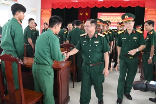 Ban chỉ đạo 515 Quân khu 7 thăm, kiểm tra công tác chuẩn bị của Đội K73 trước khi lên đường thực hiện nhiệm vụ