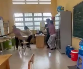 Nghi có hành vi không chuẩn mực với nữ sinh, phụ huynh xông vào trường đánh thầy giáo