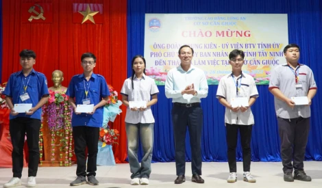 Phó Chủ tịch UBND tỉnh Đoàn Trung Kiên thăm, làm việc tại Trường Cao đẳng Long An - cơ sở Cần Giuộc