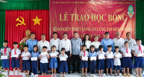 Xã Bình Hòa: Trao 150 suất học bổng 'Cùng em cắp sách đến trường'