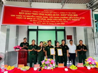 Bàn giao 2 căn nhà 'Tình nghĩa quân - dân'