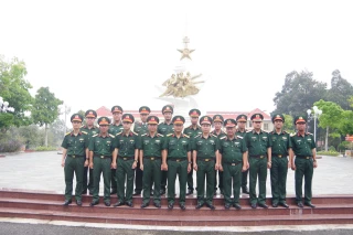 Trung tướng Đỗ Xuân Tụng đến thăm và làm việc tại Sư đoàn 5