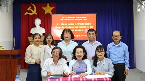 Bàn giao, tiếp nhận nhiệm vụ sau hợp nhất Hội Liên hiệp Văn học Nghệ thuật tỉnh Long An và Tây Ninh