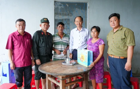 Thăm, tặng quà gia đình chính sách và người có công trên địa bàn xã Bình Hòa