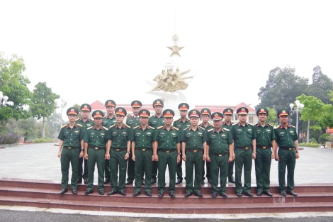 Trung tướng Đỗ Xuân Tụng đến thăm và làm việc tại Sư đoàn 5