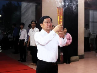 Lãnh đạo tỉnh dâng hương tưởng niệm Anh hùng dân tộc Nguyễn Trung Trực