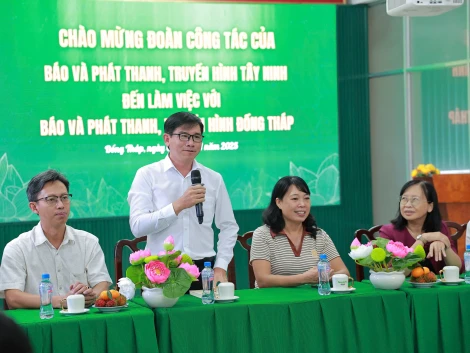 Sáng 01/11, Đoàn công tác Báo và phát thanh, truyền hình (PTTH) Tây Ninh do Tổng Biên tập Lê Hồng Phước làm Trưởng đoàn đến thăm, học tập và trao đổi kinh nghiệm tại Báo và PTTH Đồng Tháp.