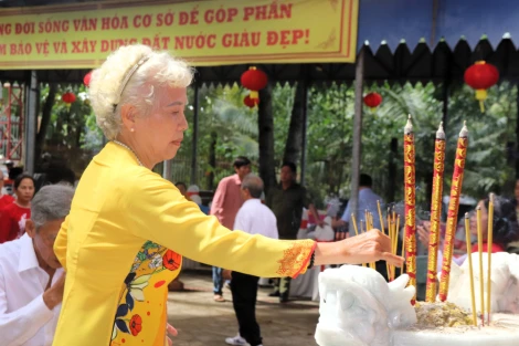 Đông đảo người dân về dự Lễ giỗ Anh hùng dân tộc Nguyễn Trung Trực tại Xóm Nghề