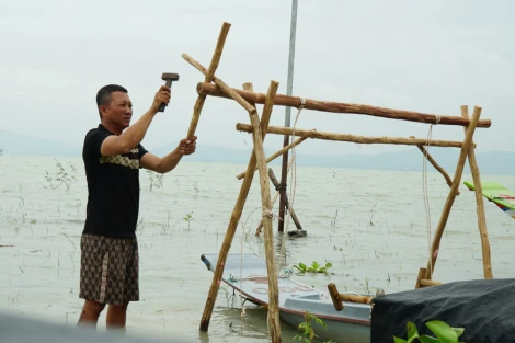 Những căn chòi di động trong hồ Dầu Tiếng