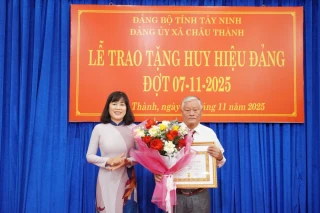 Đảng ủy xã Châu Thành: Trao Huy hiệu Đảng cho 12 đảng viên
