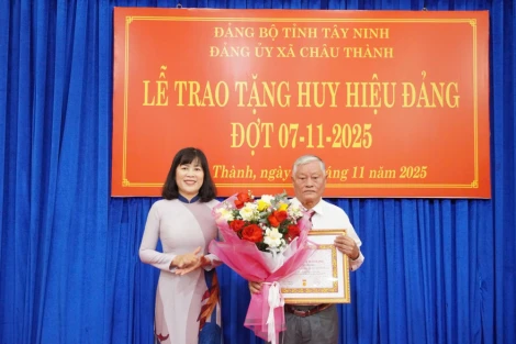 Đảng ủy xã Châu Thành: Trao Huy hiệu Đảng cho 12 đảng viên