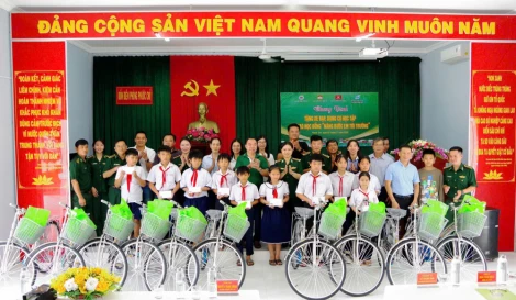 Tặng xe đạp, dụng cụ học tập và học bổng 'Nâng bước em tới trường' tại xã Phước Chỉ