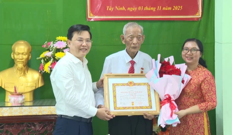 Trao huy hiệu 70 năm tuổi Đảng cho đảng viên Bùi Văn Chà