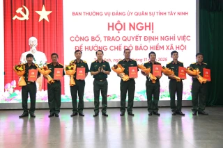 Đảng ủy Quân sự tỉnh Tây Ninh trao quyết định nghỉ việc hưởng chế độ cho 18 cán bộ