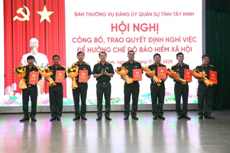 Đảng ủy Quân sự tỉnh Tây Ninh trao quyết định nghỉ việc hưởng chế độ cho 18 cán bộ