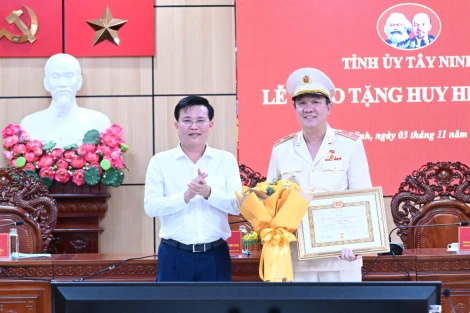 Trao Huy hiệu 30 năm tuổi Đảng cho Thiếu tướng Lâm Minh Hồng