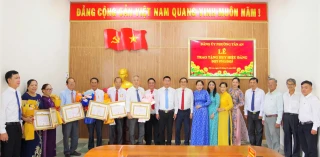 Đảng ủy phường Tân An: Trao Huy hiệu Đảng cho 8 đảng viên
