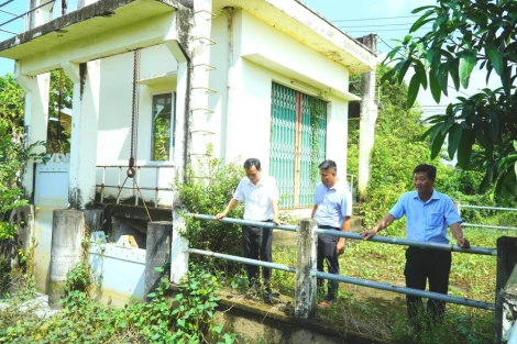 Bí thư Đảng ủy xã Phước Lý Nguyễn Hoàng Lâm khảo sát các trạm bơm trên địa bàn