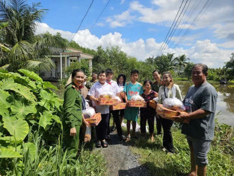 Công an xã Bến Cầu tặng quà cho các hộ dân bị ảnh hưởng do ngập lụt