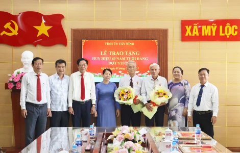 Đảng ủy xã Mỹ Lộc: Trao Huy hiệu Đảng cho 3 đảng viên