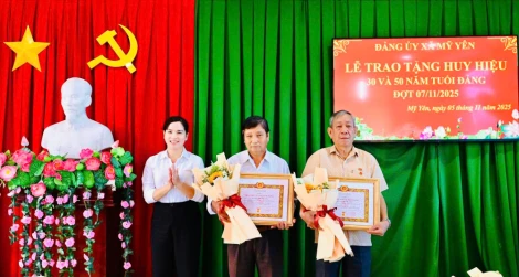 Đảng ủy xã Mỹ Yên: Trao tặng Huy hiệu Đảng cho 4 đảng viên