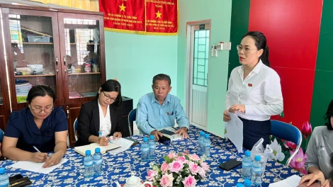 Đoàn khảo sát HĐND tỉnh khảo sát công tác cung cấp thuốc bảo hiểm y tế và vật tư y tế tại phường Kiến Tường