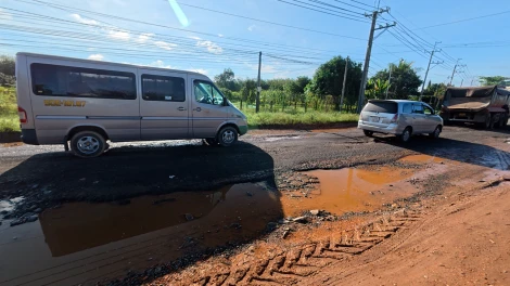 Đường 795 hướng đi xã Tân Hòa xuống cấp, tiềm ẩn nguy cơ mất an toàn giao thông