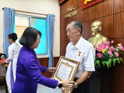 Xã Đông Thành: Trao Huy hiệu Đảng cho 7 đảng viên cao niên