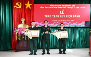 Đảng ủy, Ban Chỉ huy Phòng thủ khu vực 4 - Tân Thạnh trao tặng Huy hiệu 30 năm tuổi Đảng