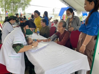Quân y Việt Nam - Campuchia: Khám bệnh miễn phí cho người dân trên địa bàn xã Long Thuận