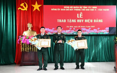 Đảng ủy, Ban Chỉ huy Phòng thủ khu vực 4 - Tân Thạnh trao tặng Huy hiệu 30 năm tuổi Đảng