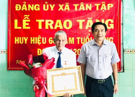 Đảng ủy xã Tân Tập trao tặng Huy hiệu Đảng dịp 07/11