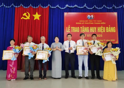 Phường Thanh Điền: Trao tặng Huy hiệu Đảng cho đảng viên đợt 07/11