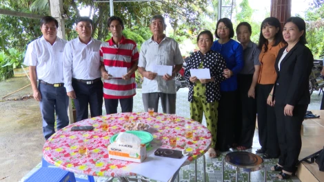 Thăm, hỗ trợ các hộ dân bị thiệt hại do lũ tại xã Thạnh Hóa