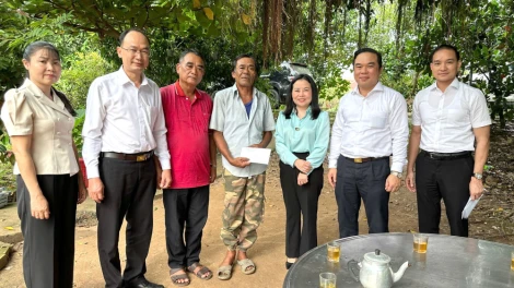 Thăm hỏi, hỗ trợ các hộ dân bị thiệt hại do mưa, lũ tại xã Tân Thạnh