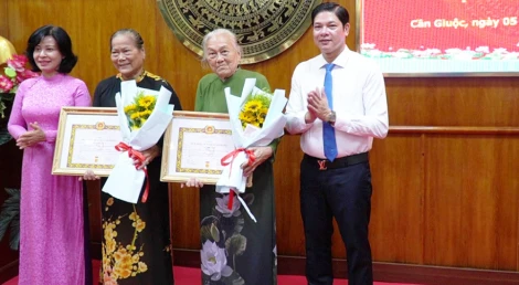 Xã Cần Giuộc: Trao Huy hiệu Đảng đợt 07/11 cho các đảng viên