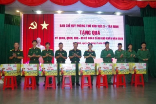 Ban Chỉ huy phòng thủ Khu vực 3 – Tân Ninh: Trao quà cho cán bộ, chiến sĩ có hoàn cảnh khó khăn
