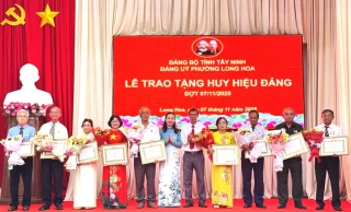 Phường Long Hoa: Trao Huy hiệu Đảng cho 13 đảng viên