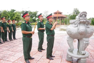 Sư đoàn 5: Về nguồn, dâng hương tại Khu di tích lịch sử Quốc gia Khu vực Đồn Long Khốt