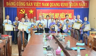 Xã Tân Biên: Trao Huy hiệu Đảng cho 18 đảng viên