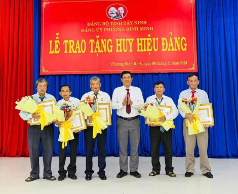 Phường Bình Minh: Trao Huy hiệu Đảng cho 7 đảng viên
