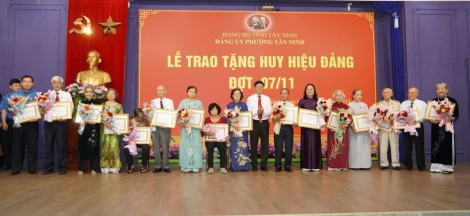 Phường Tân Ninh: Trao Huy hiệu Đảng cho 48 đảng viên
